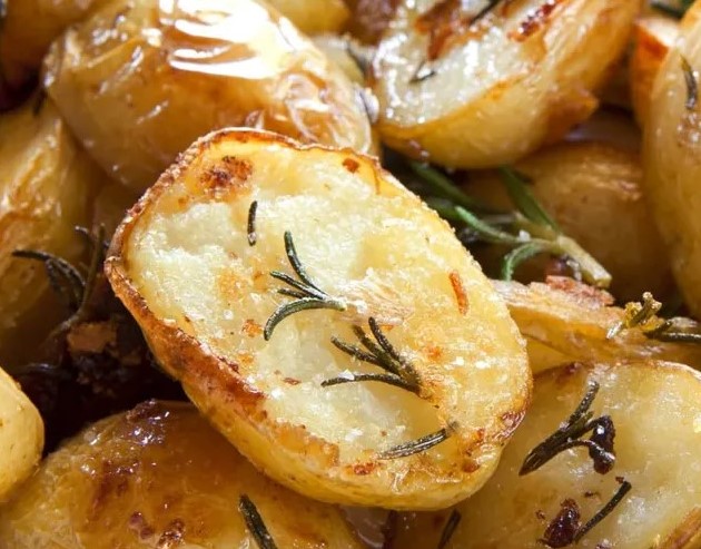 Batata assada com alho e alecrim