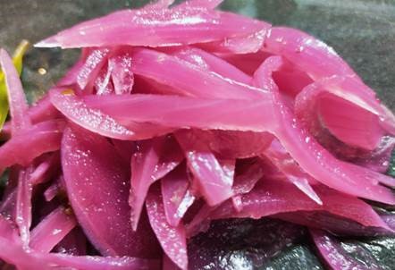 Cebolla encurtida en juliana