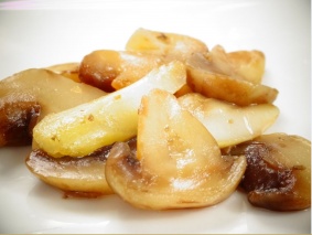 Funghi crudi a fette