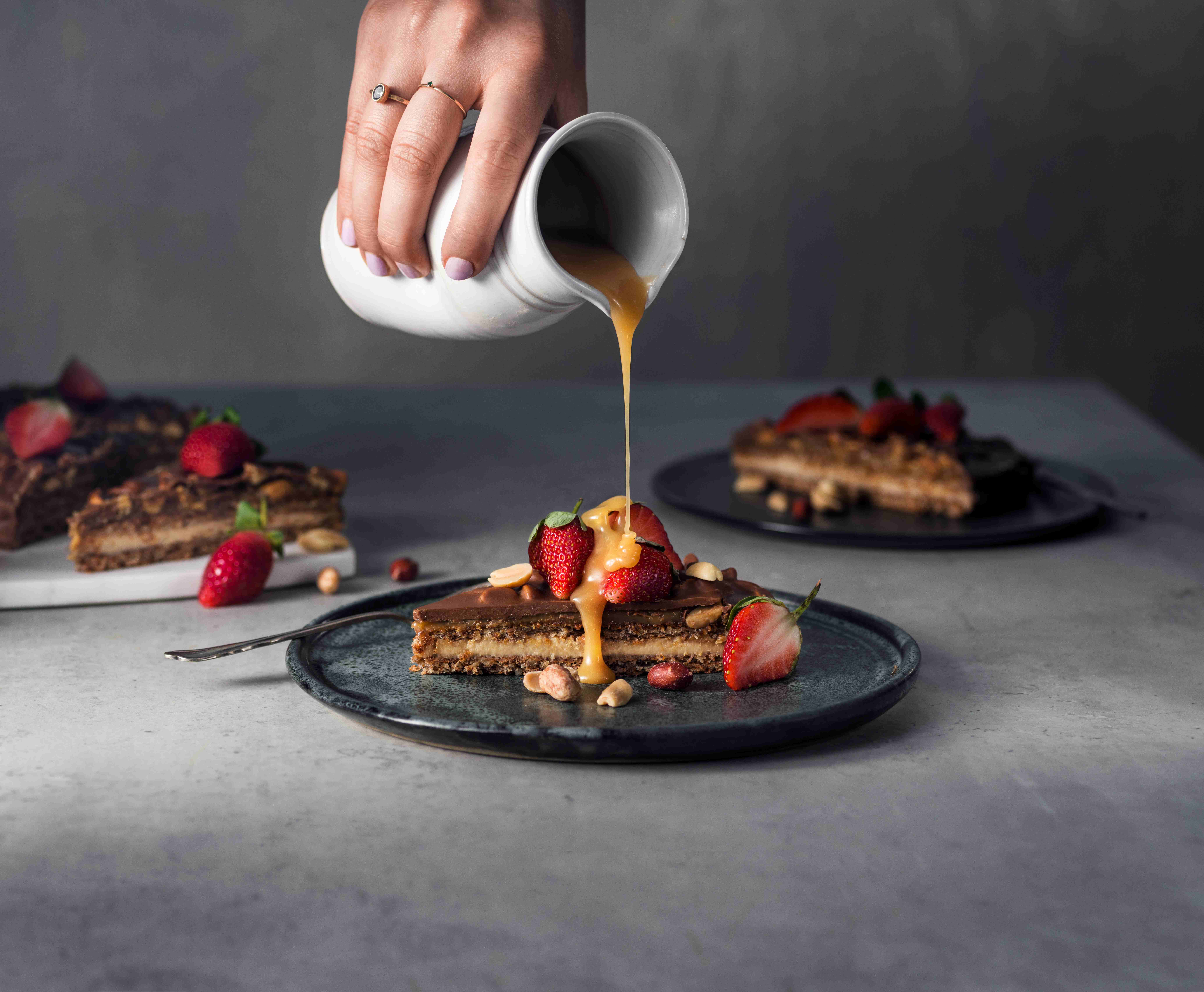 Torta di mandorle con caramello e arachidi