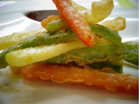 Verduras rebozadas en tempura (pimiento rojo/verde, calabacin, zanahoria y cebolla)