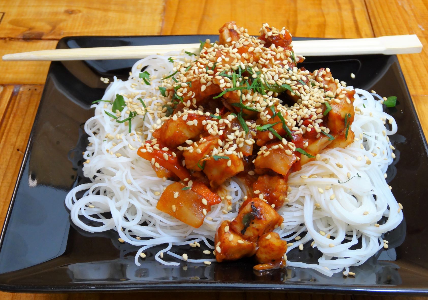 Pollo Agridulce con Fideos de Arroz
