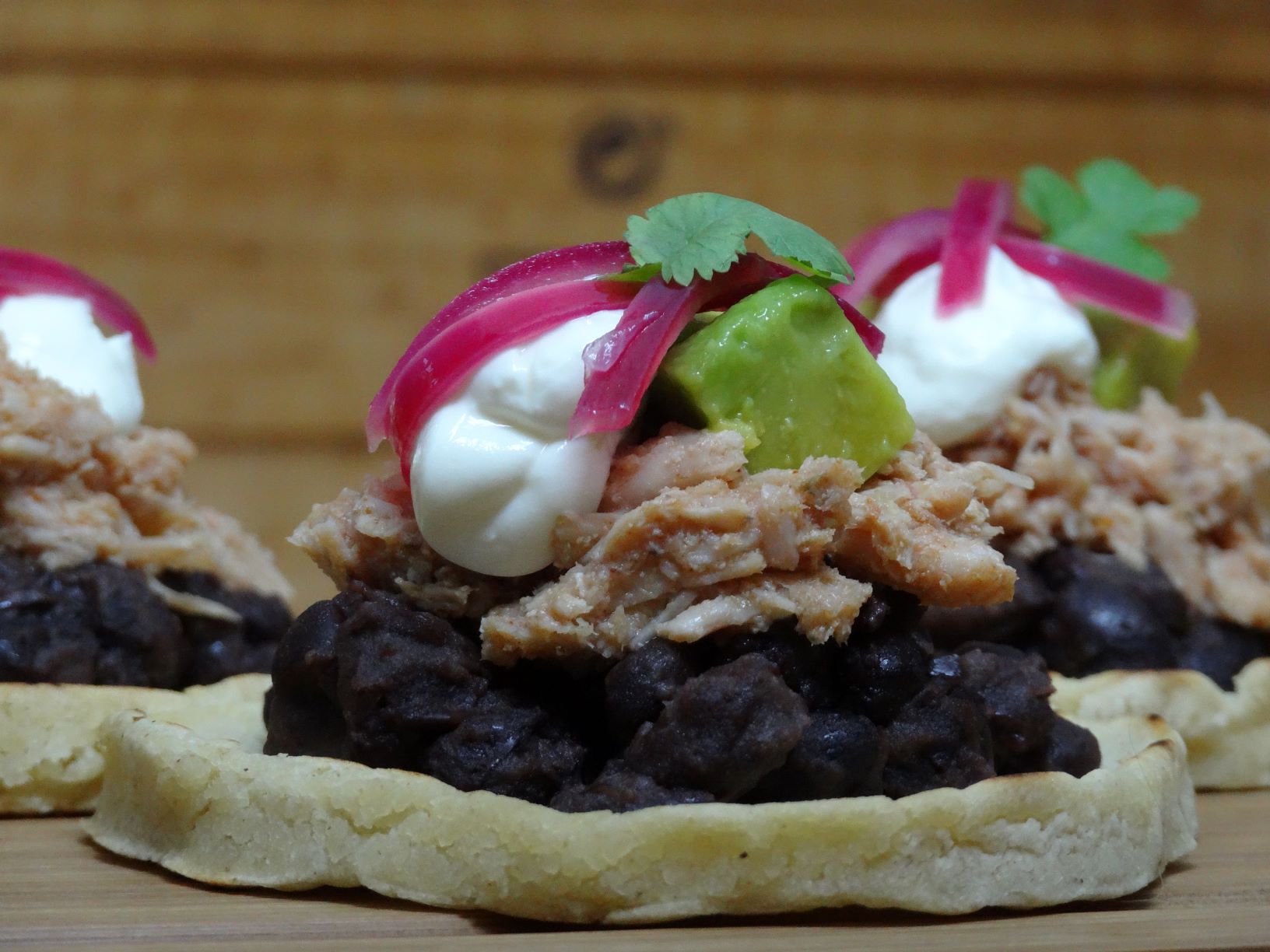 Sopes de Frijoles y Pollo