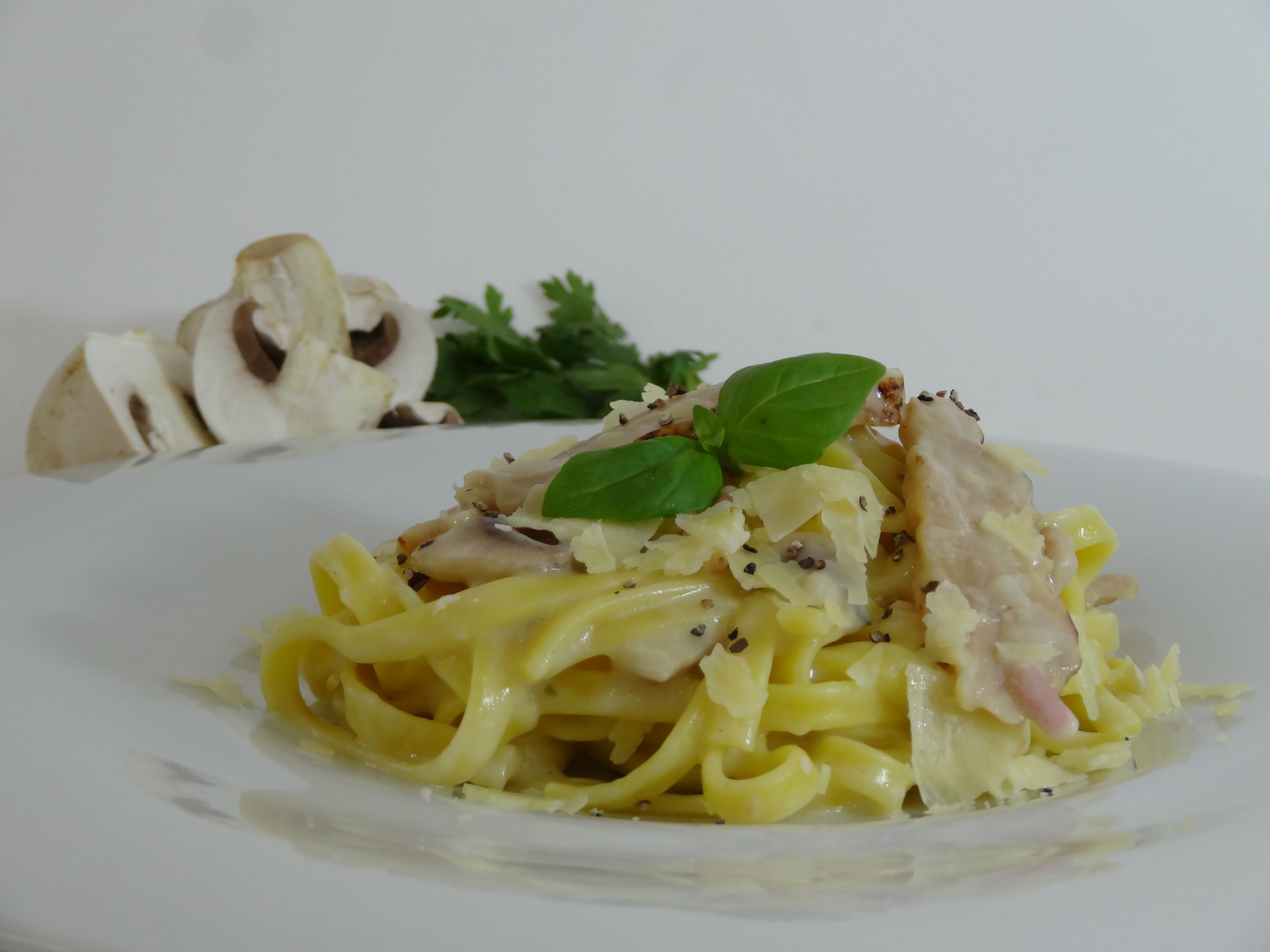 Tagliatelle fresche alla carbonara con funghi e pollo alla griglia